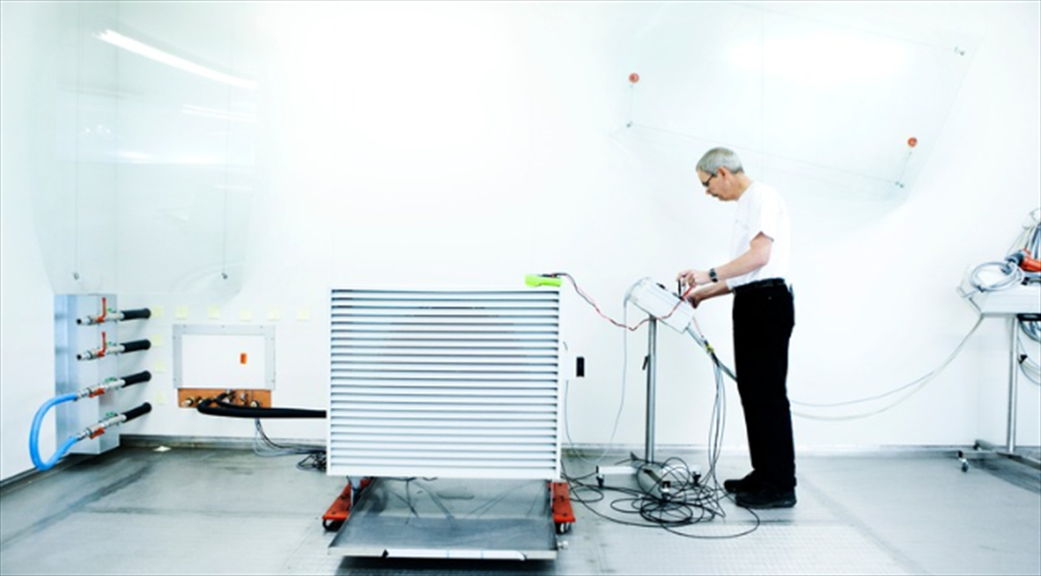 The picture shows a test engineer carrying out a heat pump test in the Heat Pump Test Laboratory at Danish Technological Institute